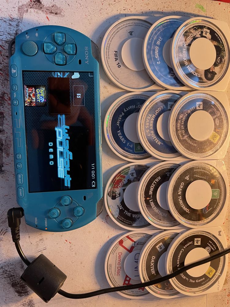 PSP 3004 Vibrant Blue + akcesoria i gry