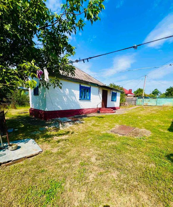 Продається затишний будинок у мальовничому селі Коробівка.