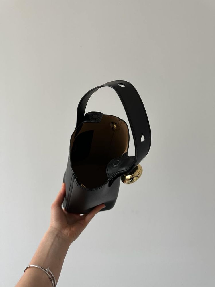 Torebka Loewe Mini Pebble Bucket Bag in Smooth Calfskin Black