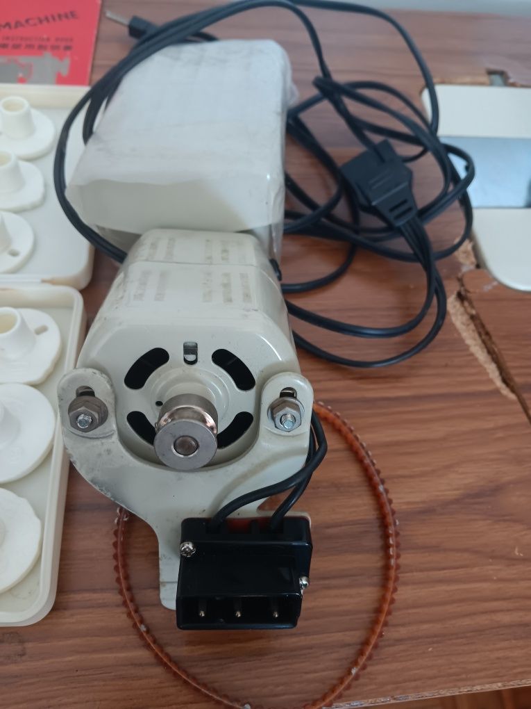 Maquina de costura e de bordar Gritzner (marca alemã)
