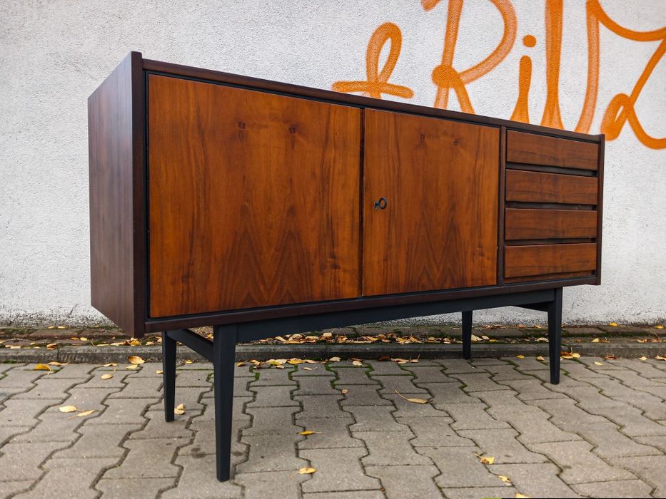 Odnowiony zestaw proj. Stanisława Albrechta, komoda, sideboard.
