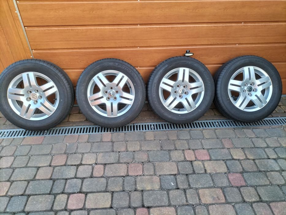 Komplet felg aluminiowych z oponami letnimi do VW Golfa 4