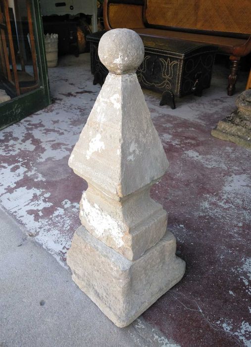 Antigo topo final em pedra de xisto