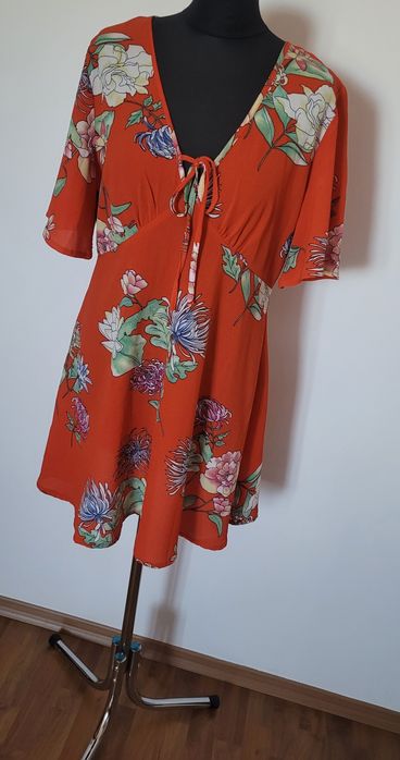 Nowa śliczna sukienka letnia z krótkimi rękawem wiązany dekolt 40