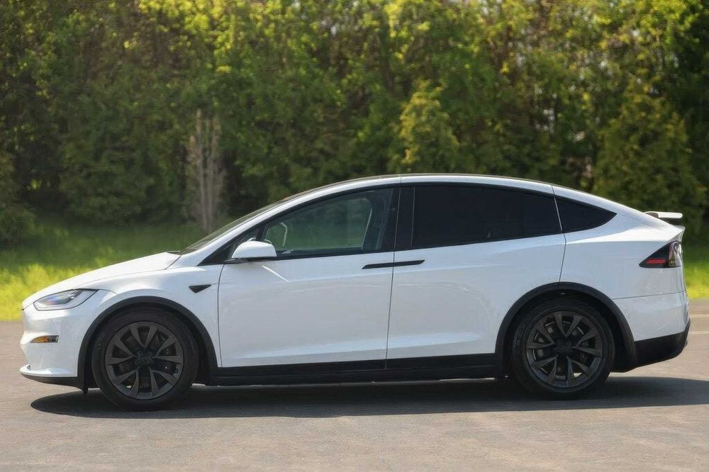Tesla Model X      2023