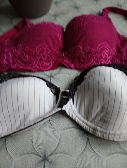 Dwa biustonosze damskie bordowy i biały z czarnym