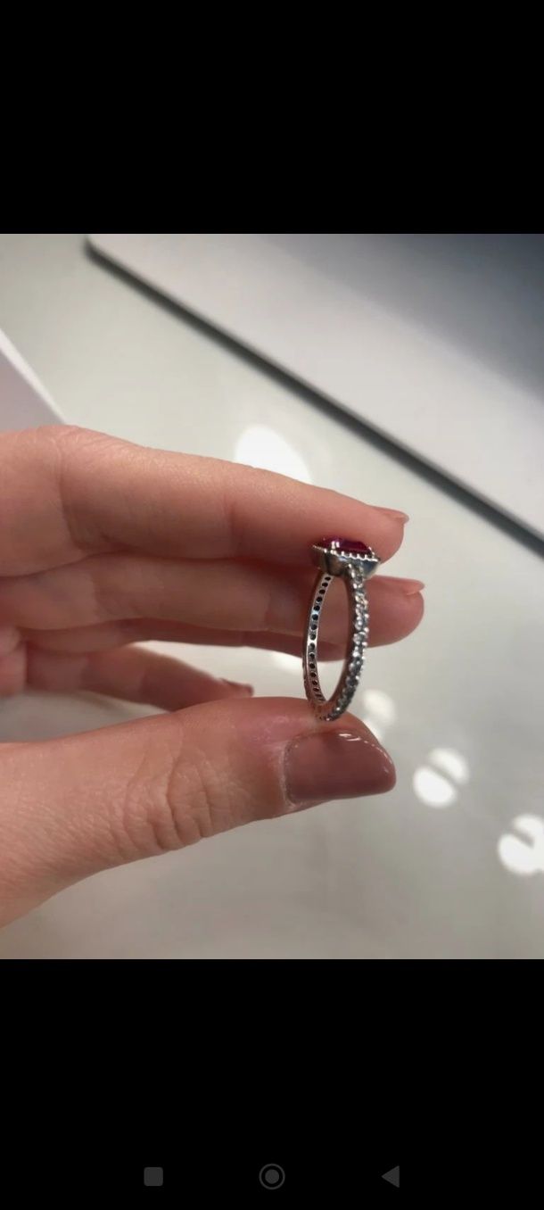 Anel com pedra rosa da Pandora