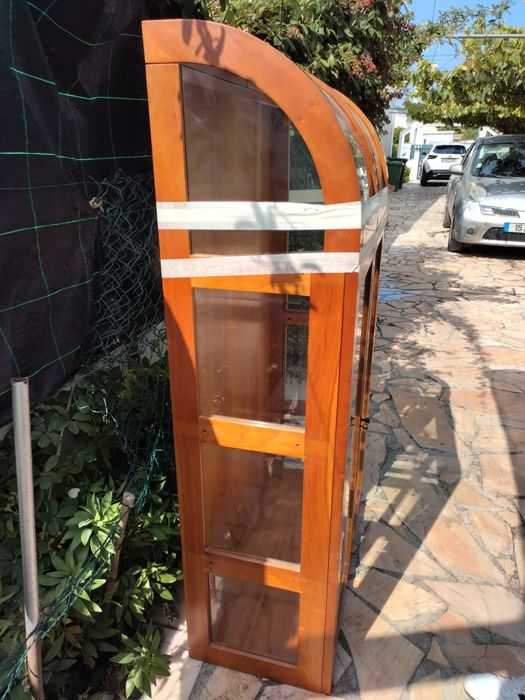 Cristaleira de vidro e madeira