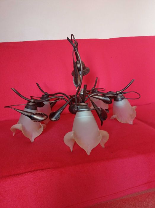 żyrandol i lampka