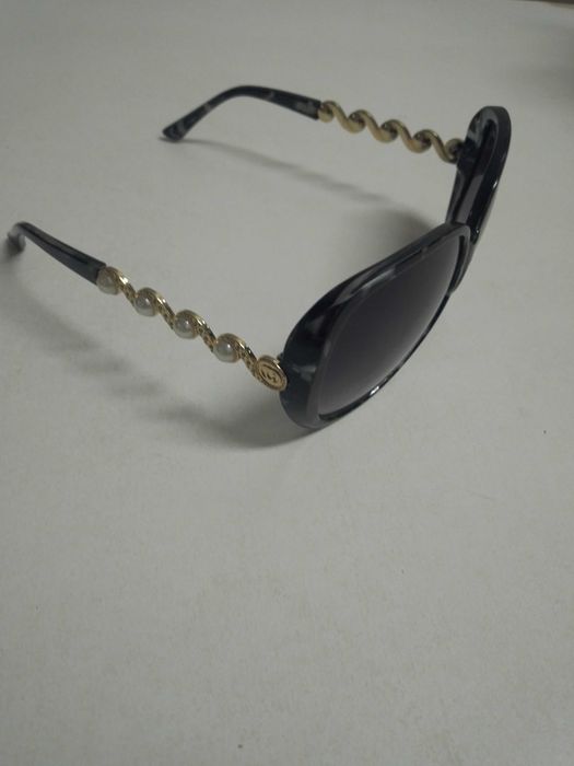 Óculos de sol com pérolas laterais