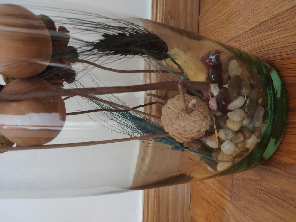 Garrafão e vaso de vidro decorados no interior
