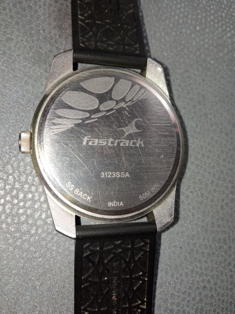 Мужские часы Fastrack 3123ssa с аналоговым циферблатом, серебристые