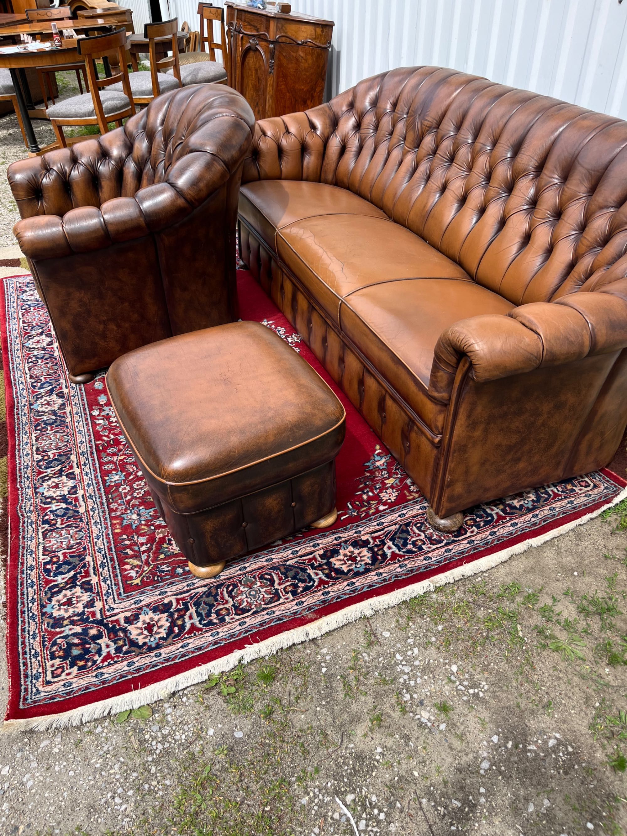 Komplet wypoczynkowy Chesterfield .