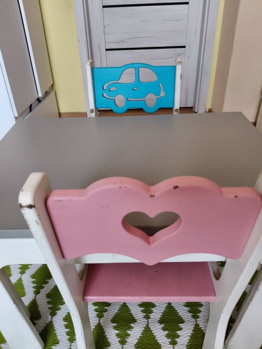 Stolik z dwoma krzesełkami dla chłopca i dziewczynki