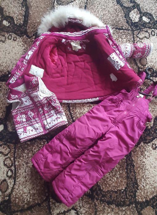 Продам зимовий комбінезон для дівчинки.
