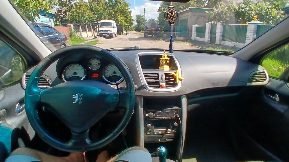 Пежо 207 2007 год 1.6 бензин в идеальном состояние