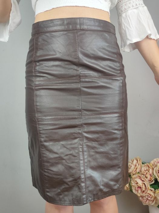 Skórzana brązowa prosta spódnica do kolan porządnie wykonana ze skóry