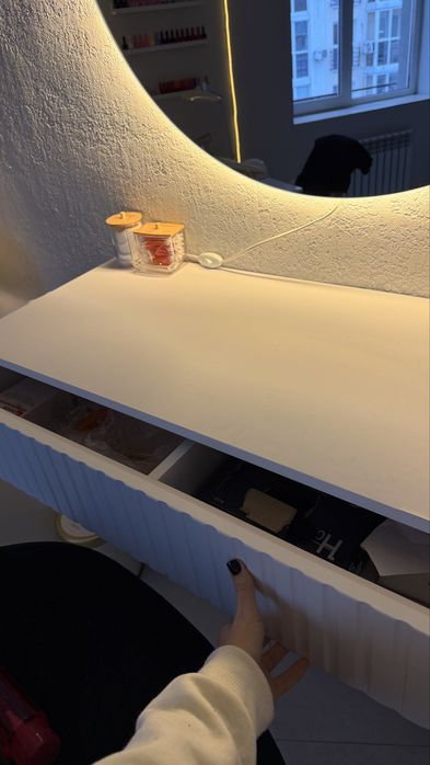 Місце для візажиста/бровіста/майстра по зачіскам.