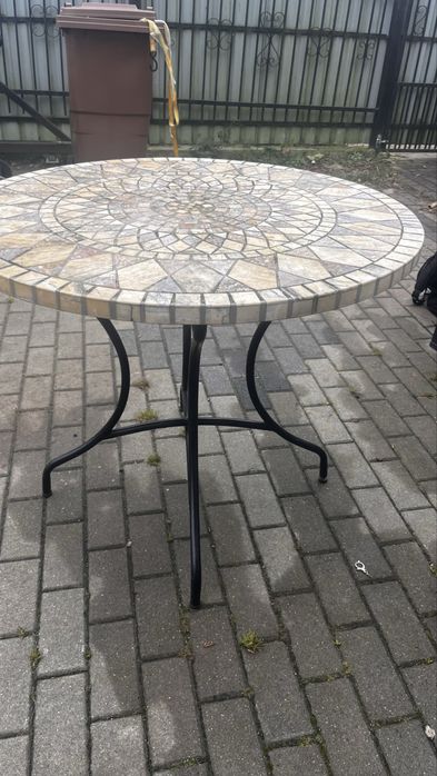 Stol ogrodowy z dwoma krzeslemi