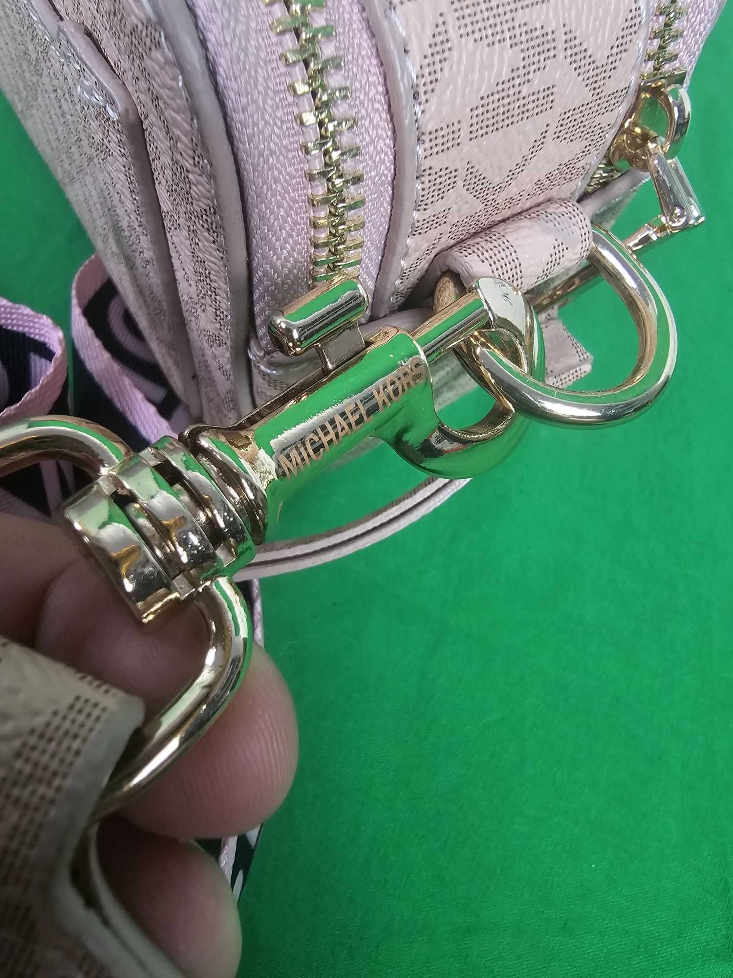 torebka kuferek monogram Michael Kors Torba Hit pudrowy pasek Premium