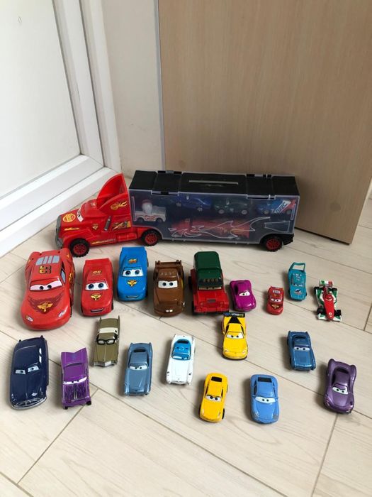 Машинки Молнія Макквін і його друзі різні