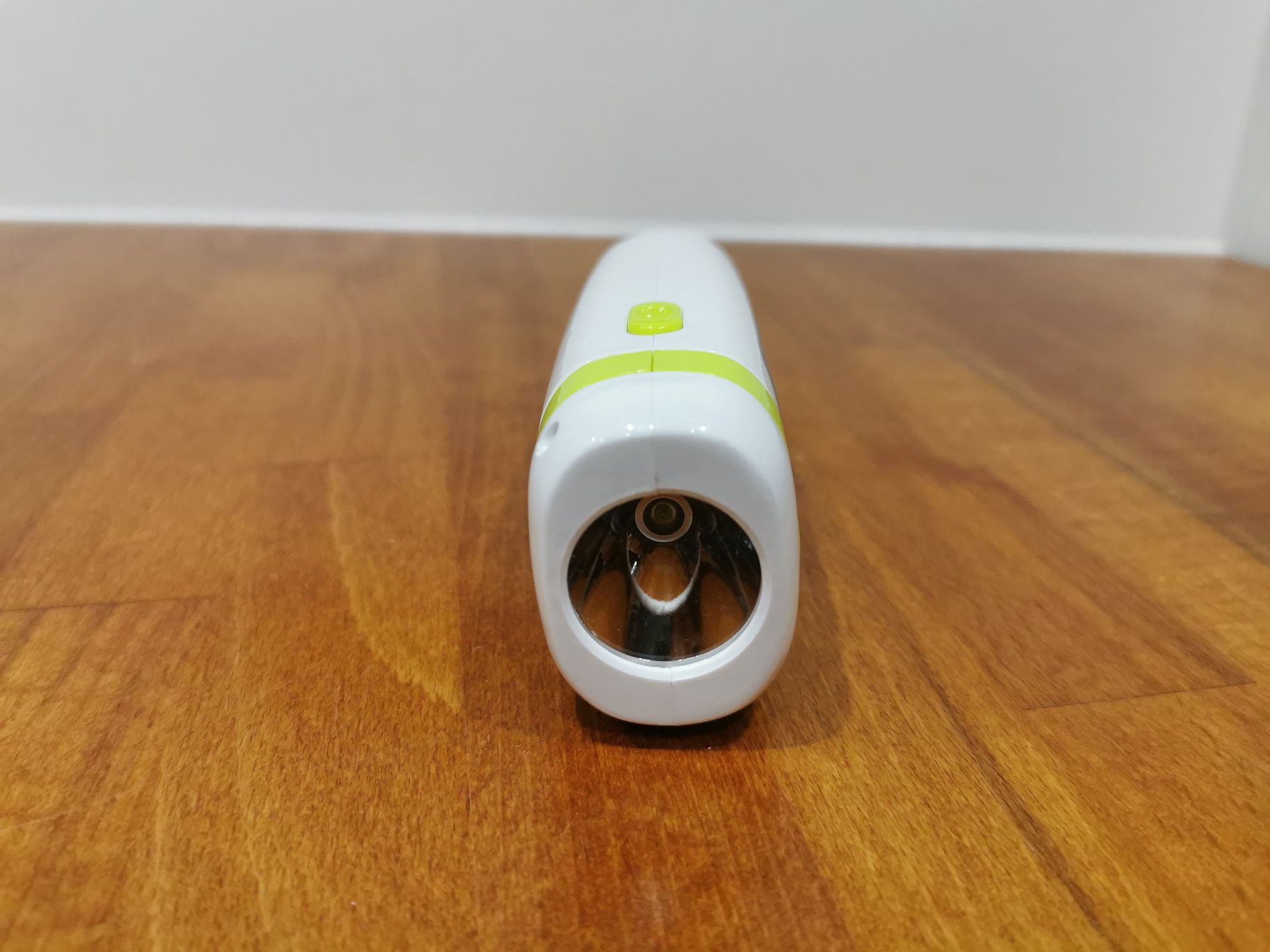 Mocna latarka Tiross TS1894_900 mAh