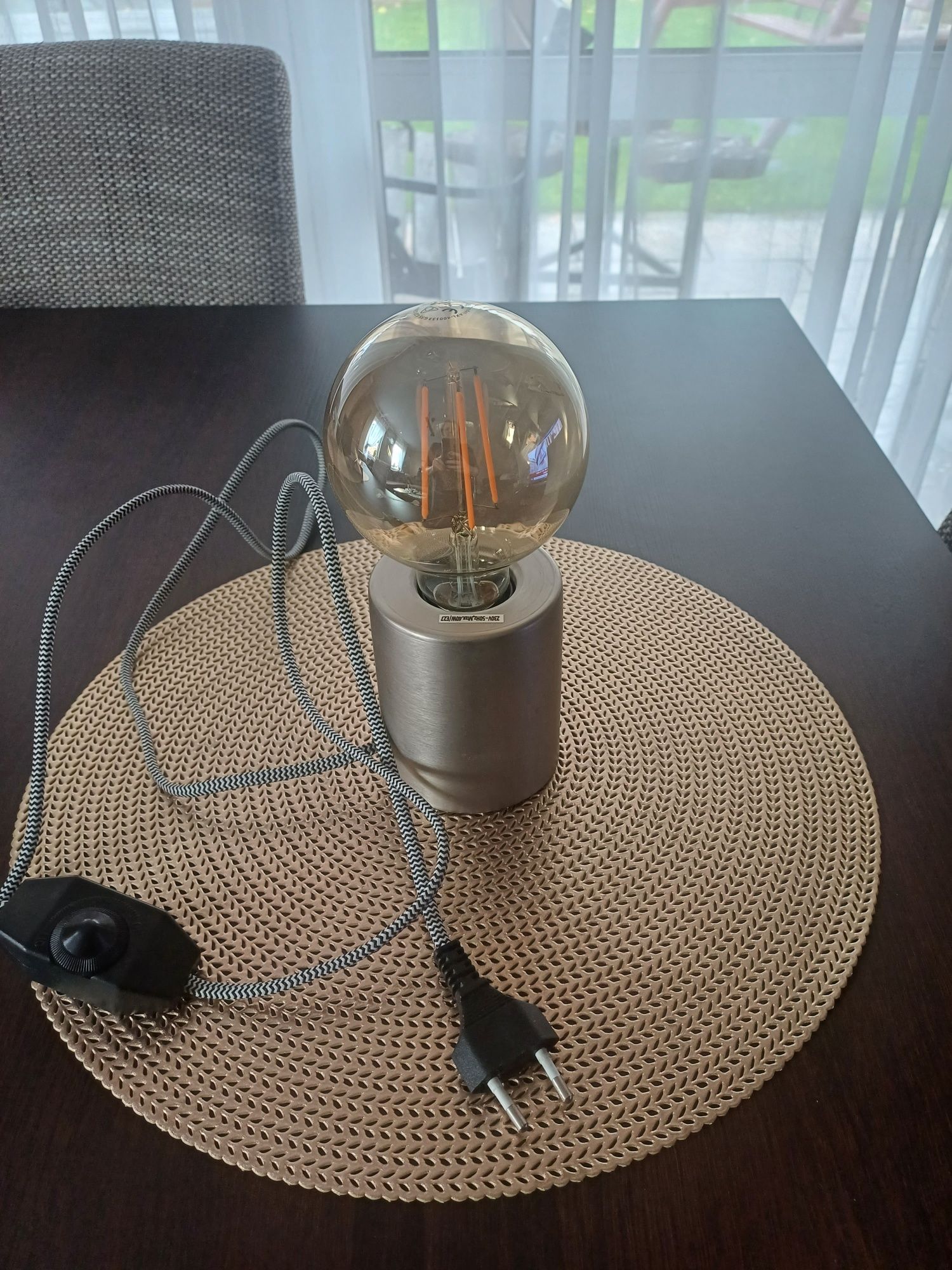 Lampa z żarówką jak nowa