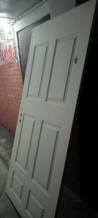 Drzwi wewnętrzne białe.