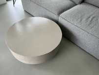 stolik kawowy betonowy mikrocement PTMD garbet 80 cm kave home Gabriel