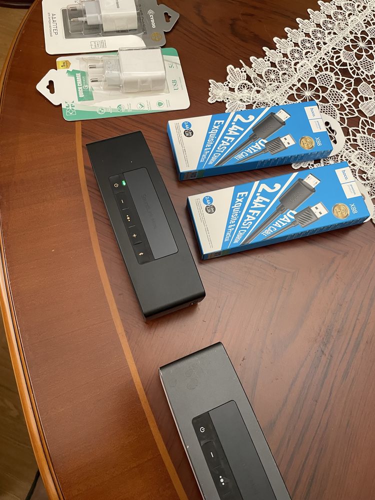 Bose soundlink mini ser 2., 2 ( две шт) 2. Зарядных блока, 2 провода
