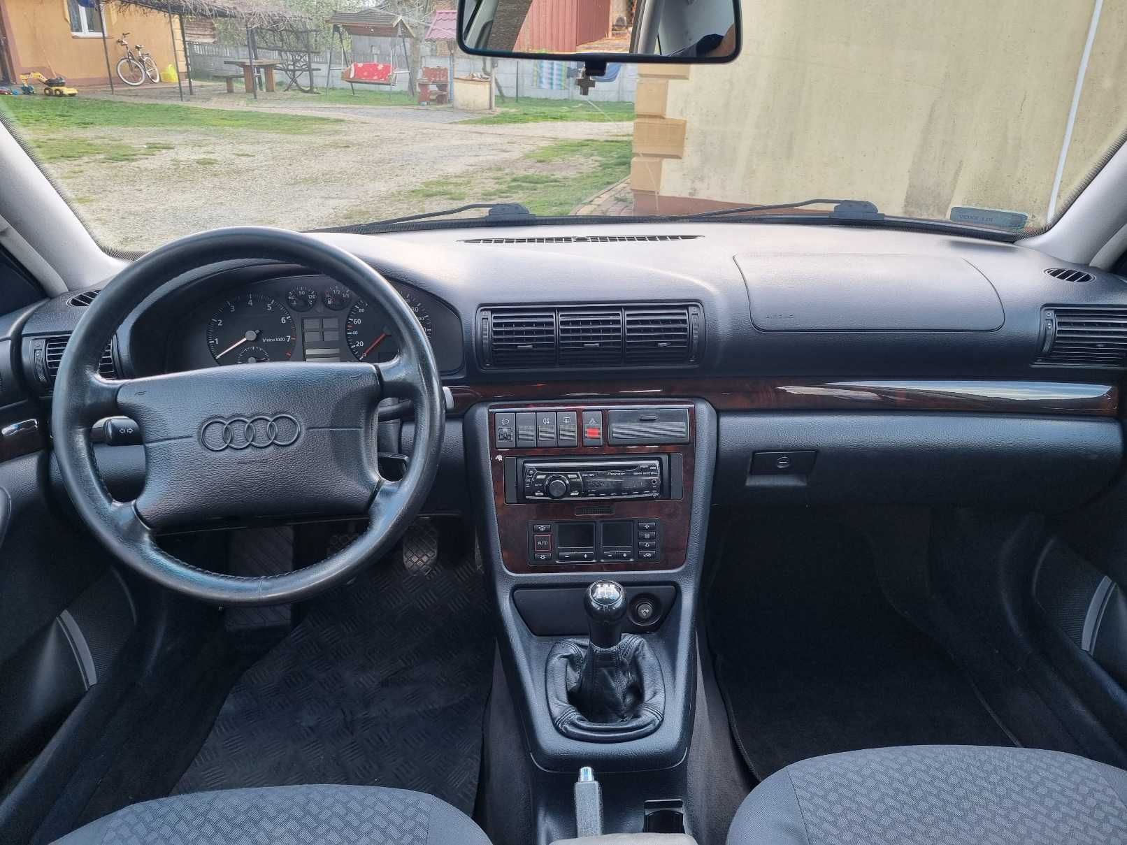 Audi A4 1.8 125KM