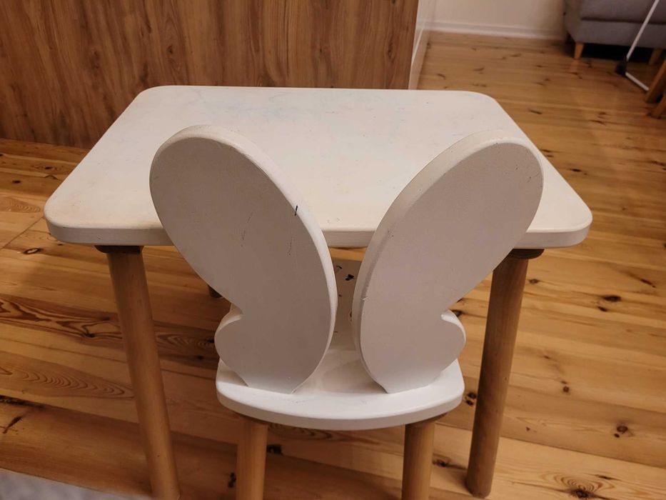 Solidny drewiany stolik z krzesełkiem dla dzieci