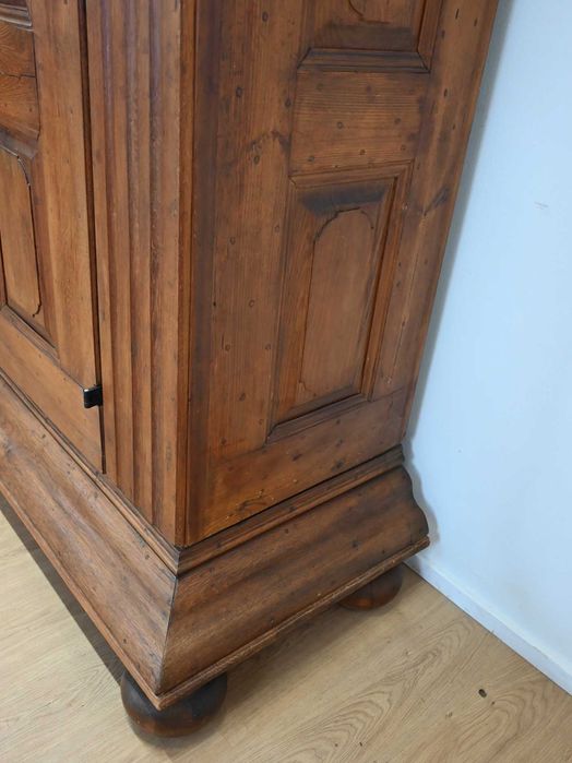 dwustuletnia okazała tradycyjna szafa kołkowana 082901