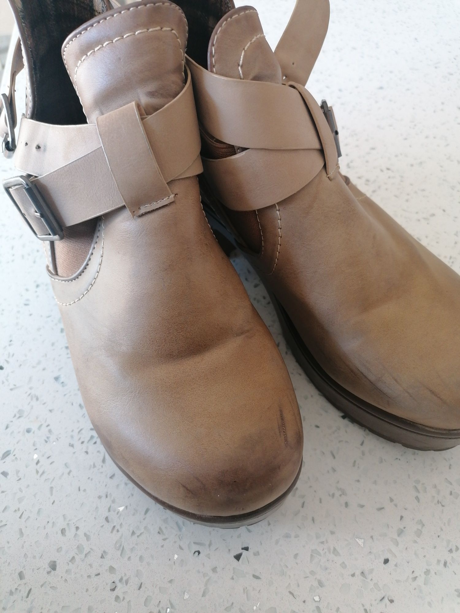 Botins com tacão camel 39