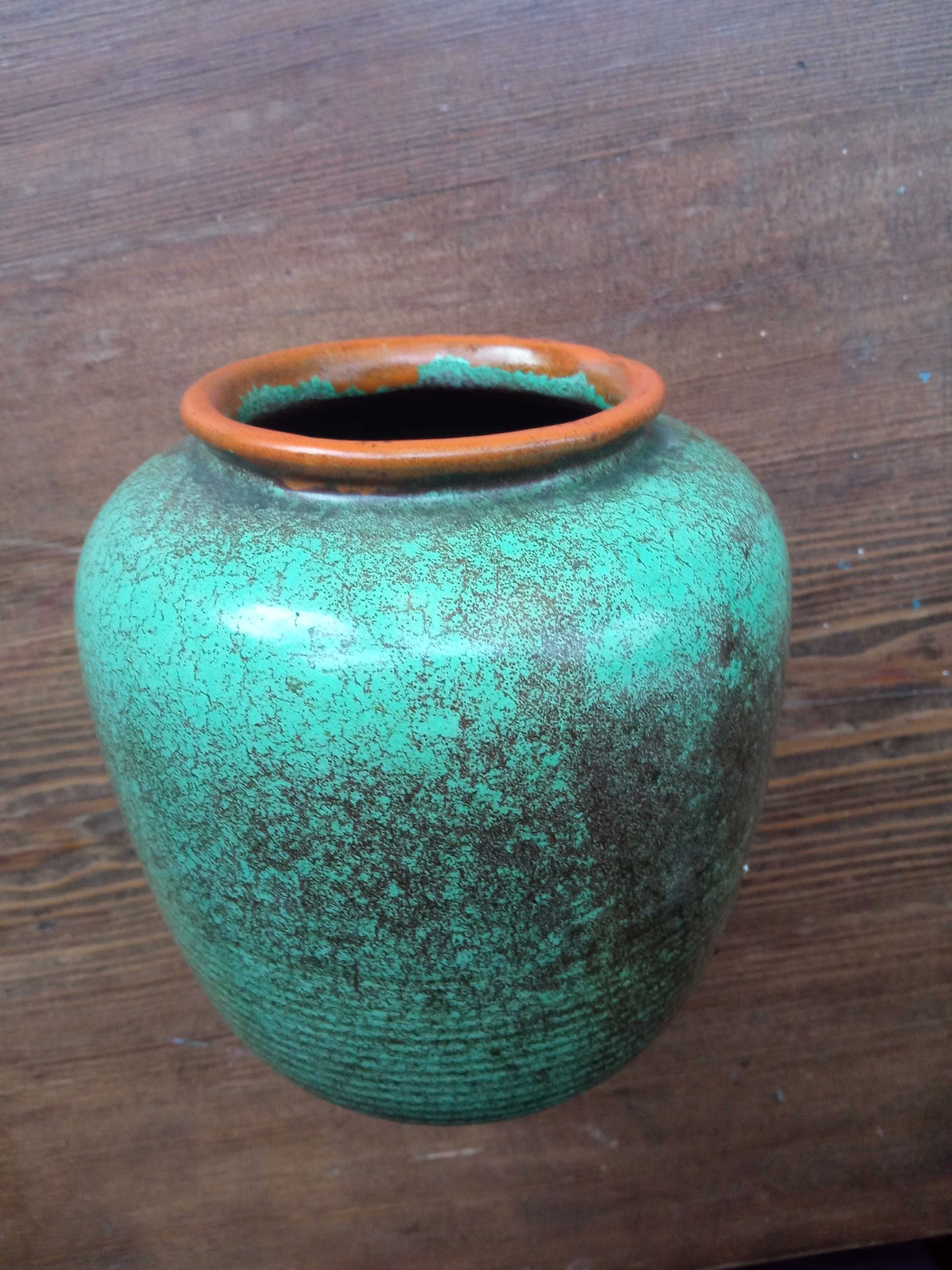 Zielony wazonik z ceramiki