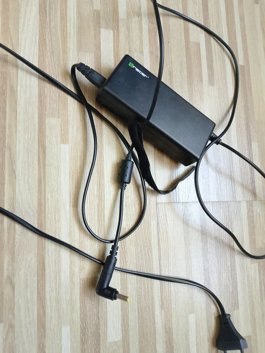 Zasilacz do laptopa