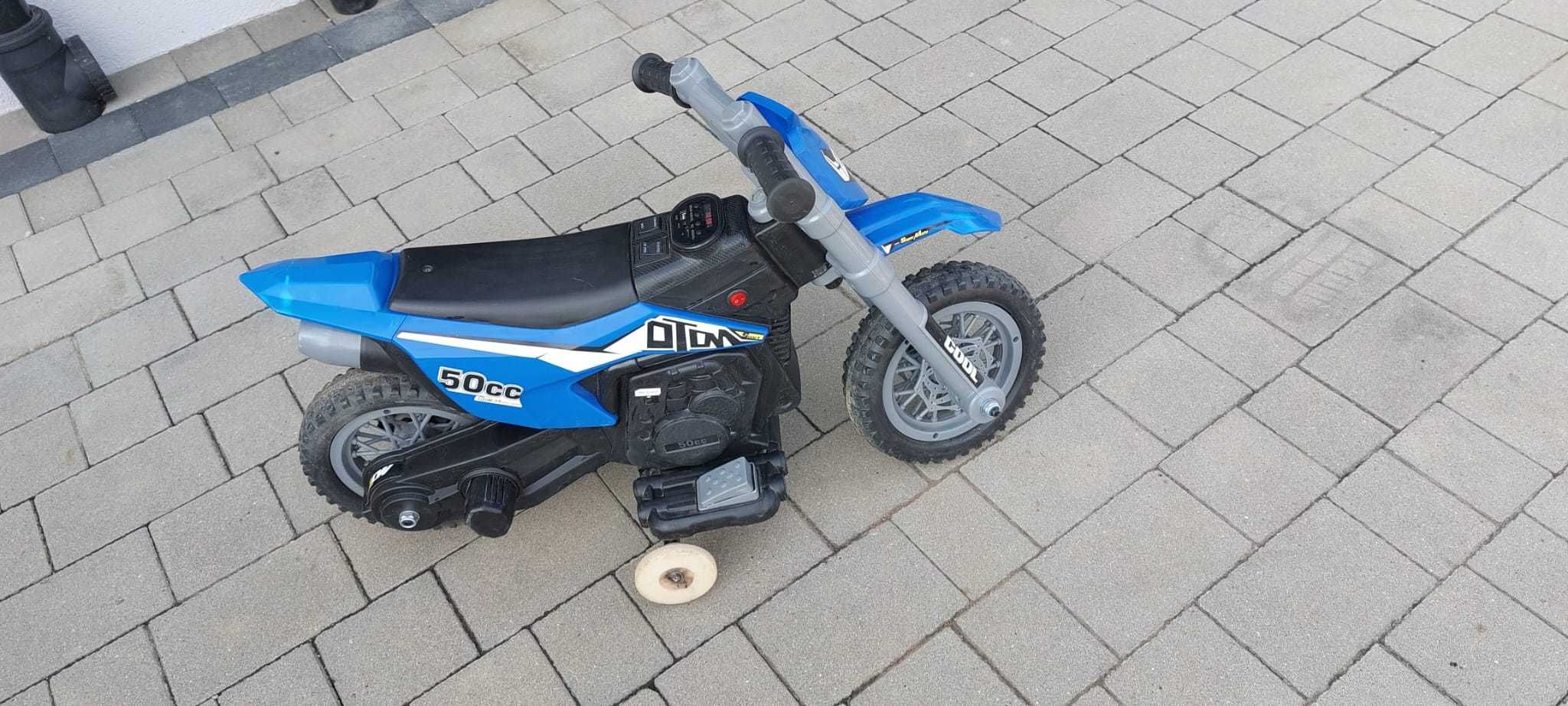 motor V-cross na akumulator