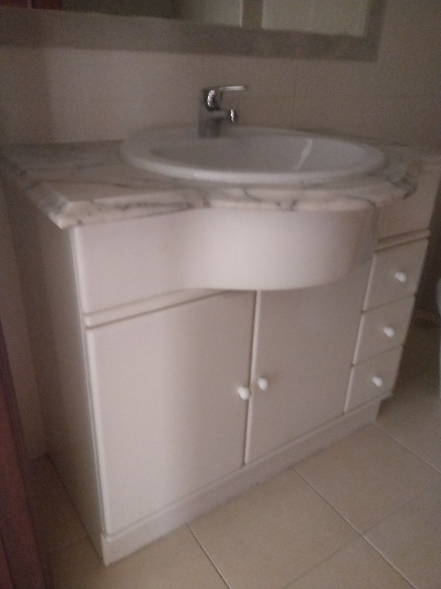 Moveis de casa de banho com lavatório embutido e pedra mármore.