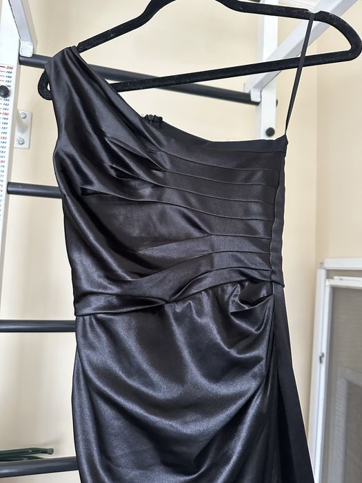 Продам чорне  плаття з вирізом та шлейфом