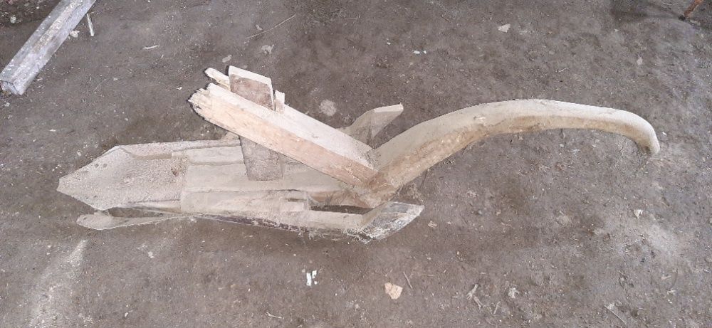 Arado antigo de madeira e ferro
