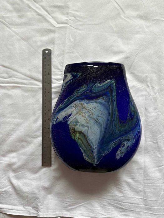 Масивна ваза з  гутного скла синього кольору