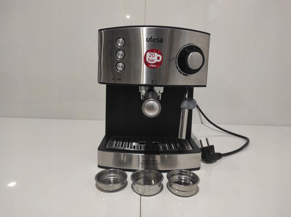 Kolbowy ekspres ciśnieniowy Ufesa Ce7240, 850 W srebrny/szary