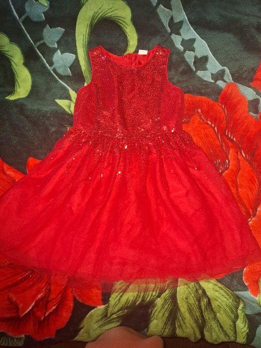 Святкові сукні для дівчинки- червоне, голубе, рожеве