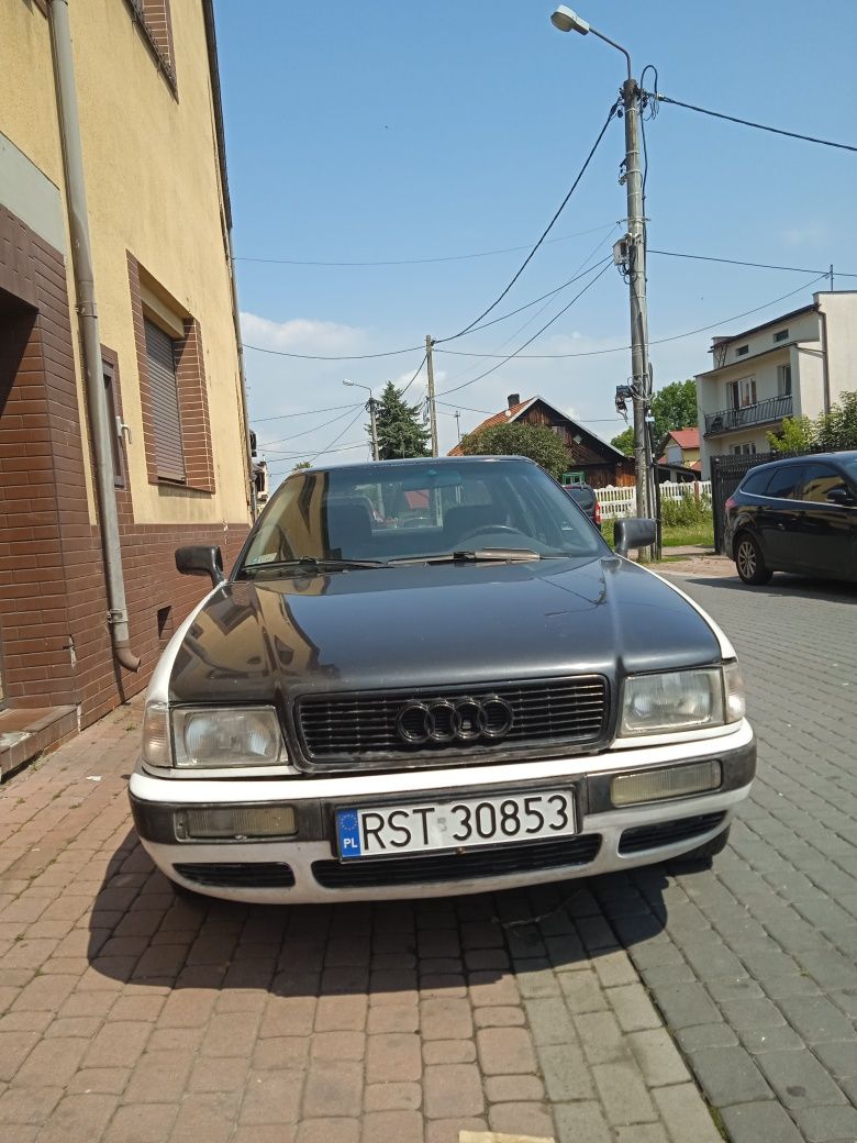 Audi 80 biało-czarne