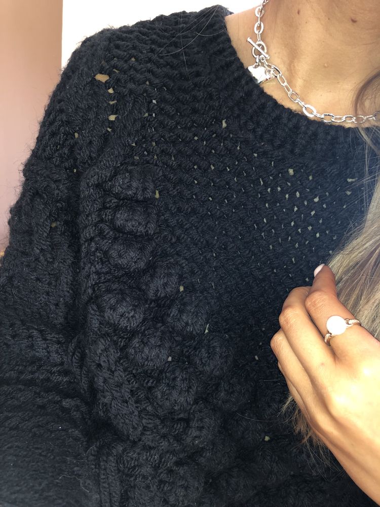 Zara gruby czarny sweter z frędzlami pompony frędzle ażurowy z dziuram