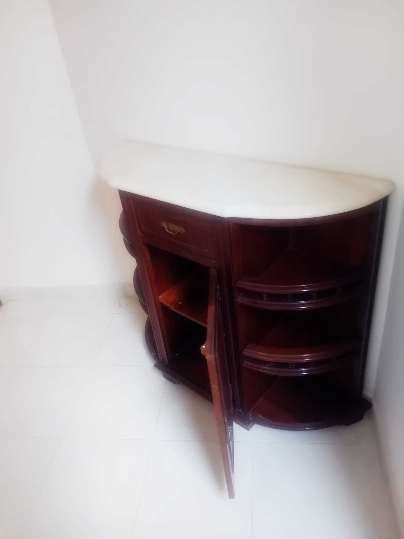 Vendo sapateira em mogno com tampo em mármore por 25 euros
