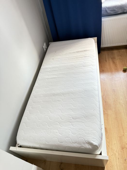 Łóżko biało czarne z pojemnikami i materacem