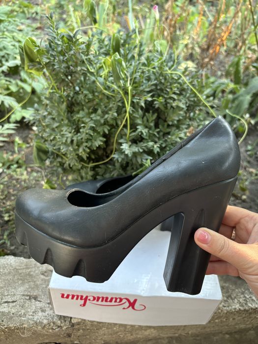 Продам туфлі в чорному кольорі на високому каблуці