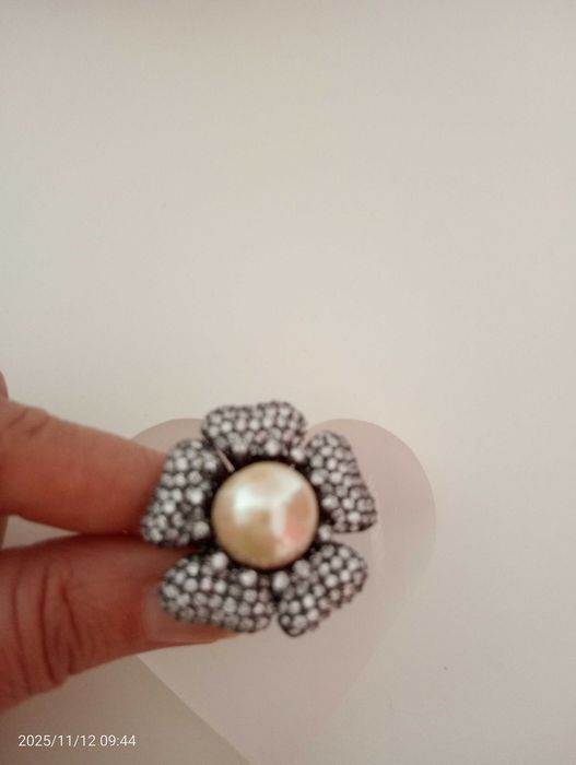 Anel com zircões incrustados