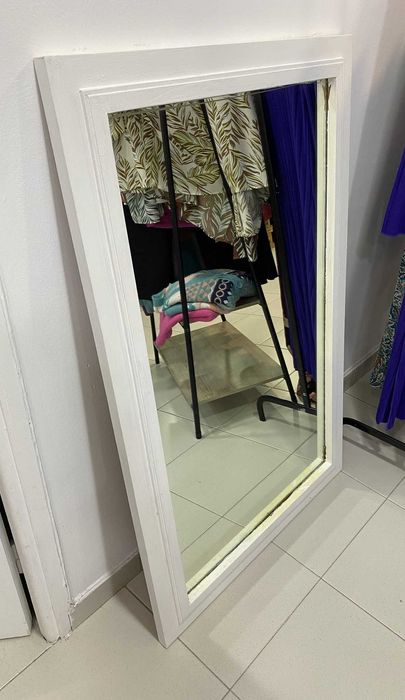 Espelho grande pintado de branco
